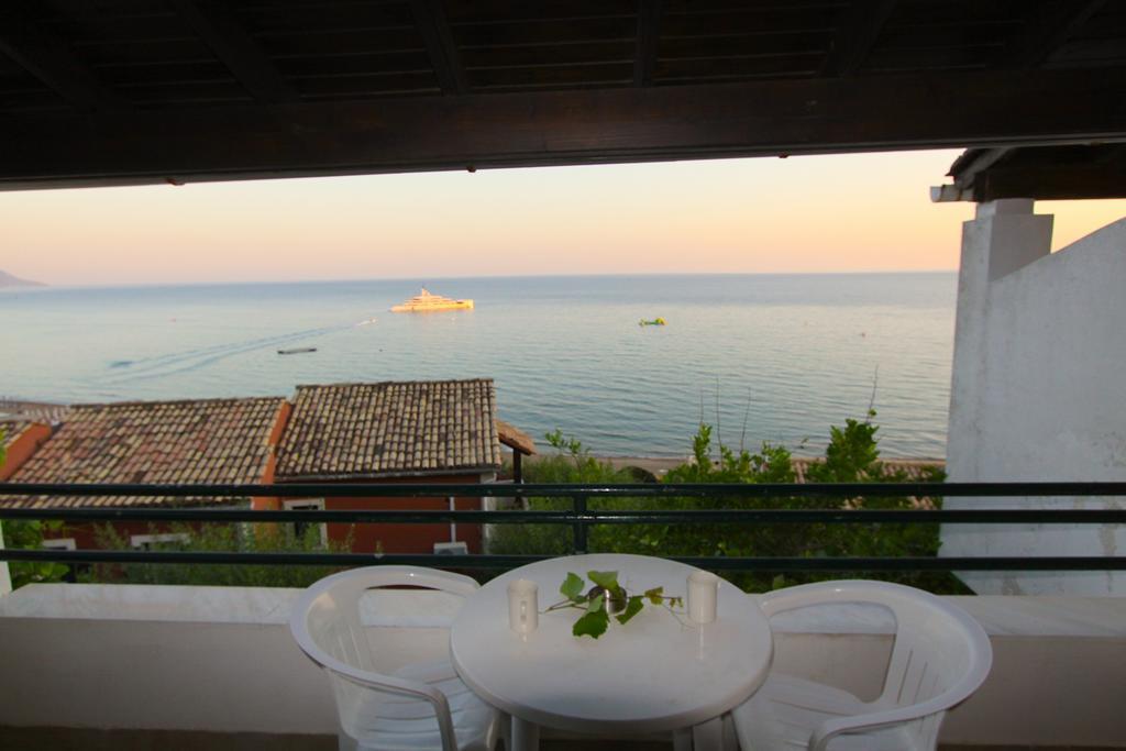 Corfu Glyfada Menigos Beach Apartments מראה חיצוני תמונה