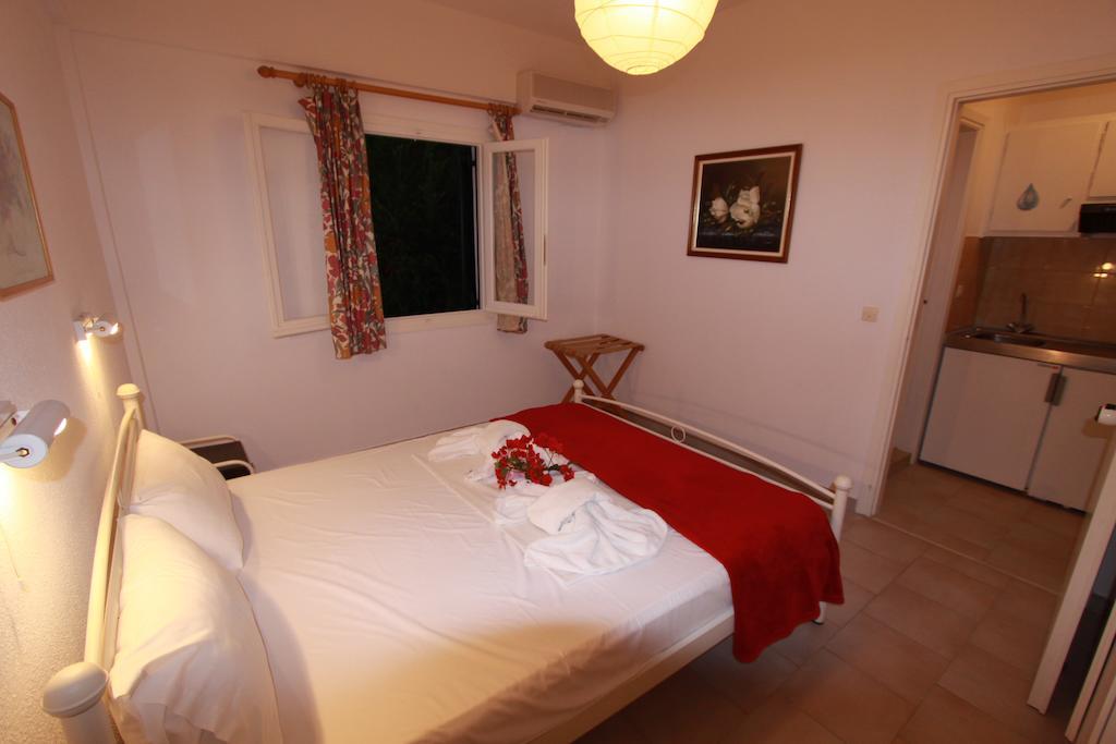 Corfu Glyfada Menigos Beach Apartments מראה חיצוני תמונה